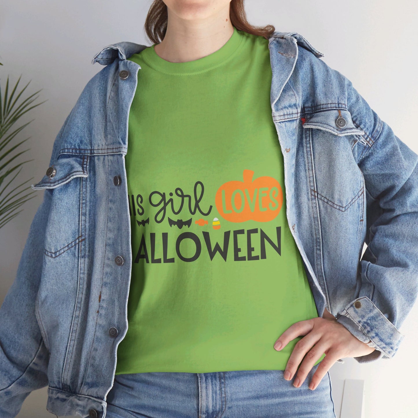 This girl loves halloween - T-Shirt