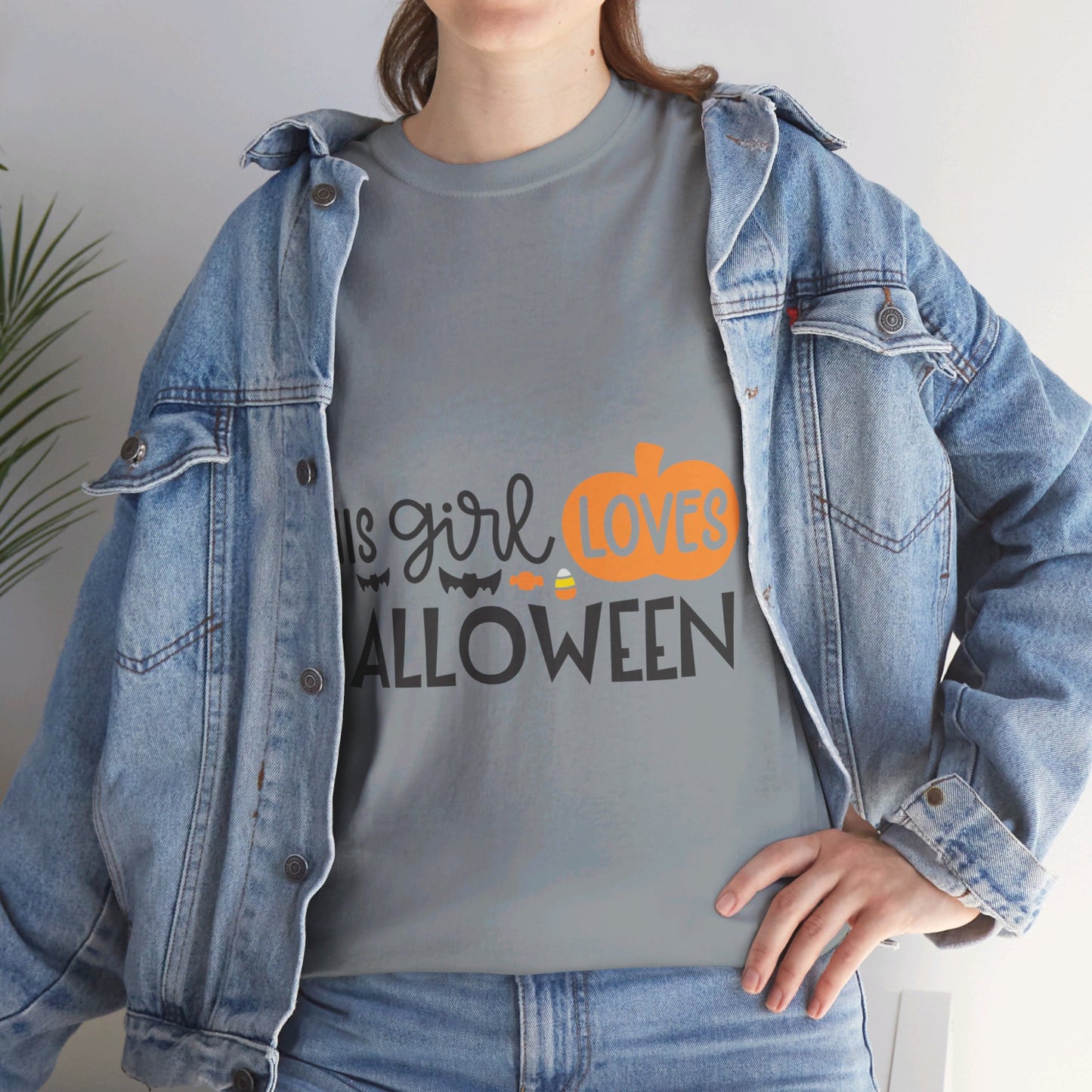 This girl loves halloween - T-Shirt