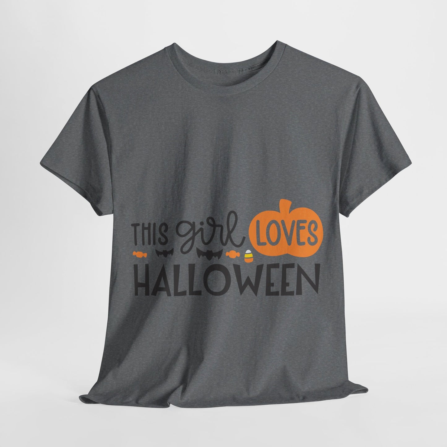 This girl loves halloween - T-Shirt