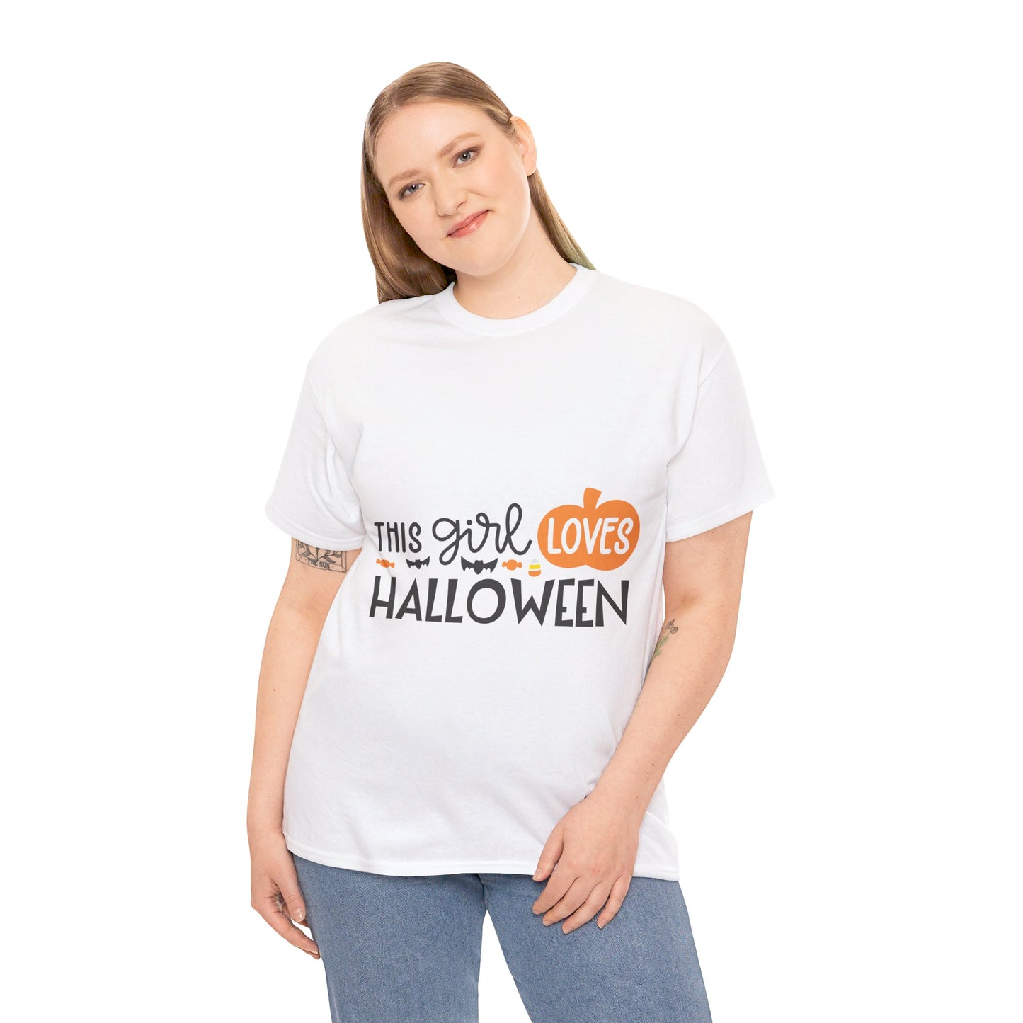 This girl loves halloween - T-Shirt