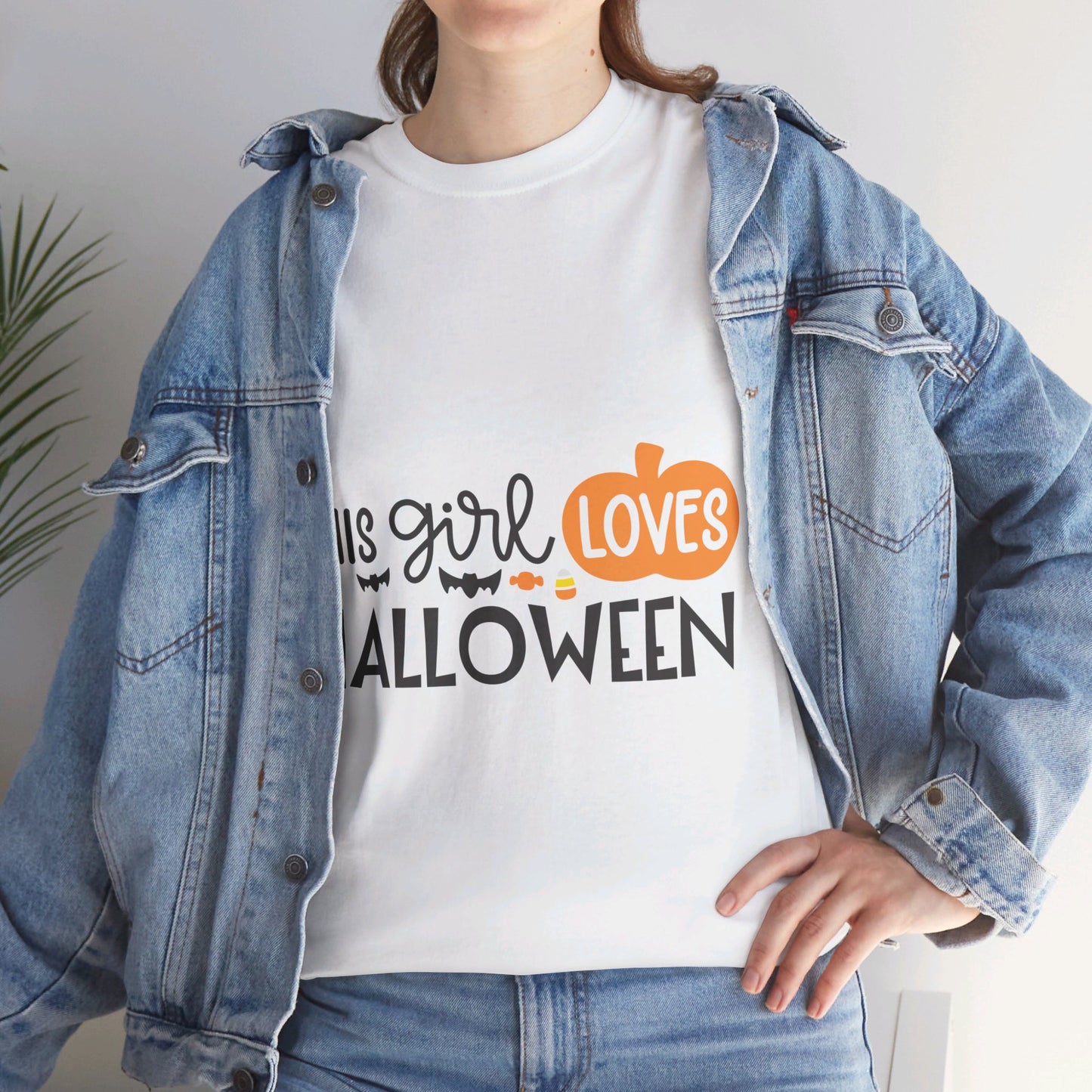 This girl loves halloween - T-Shirt