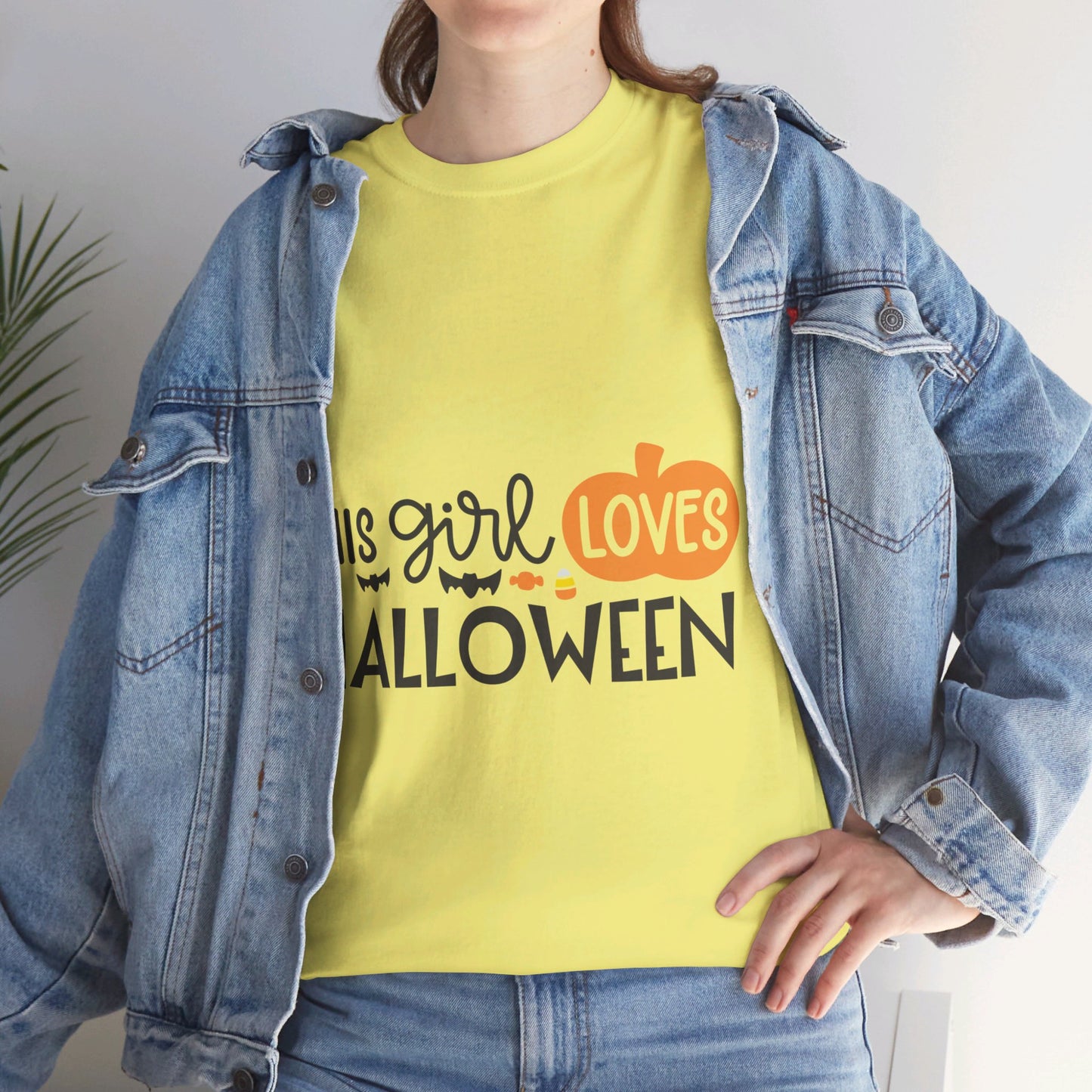 This girl loves halloween - T-Shirt