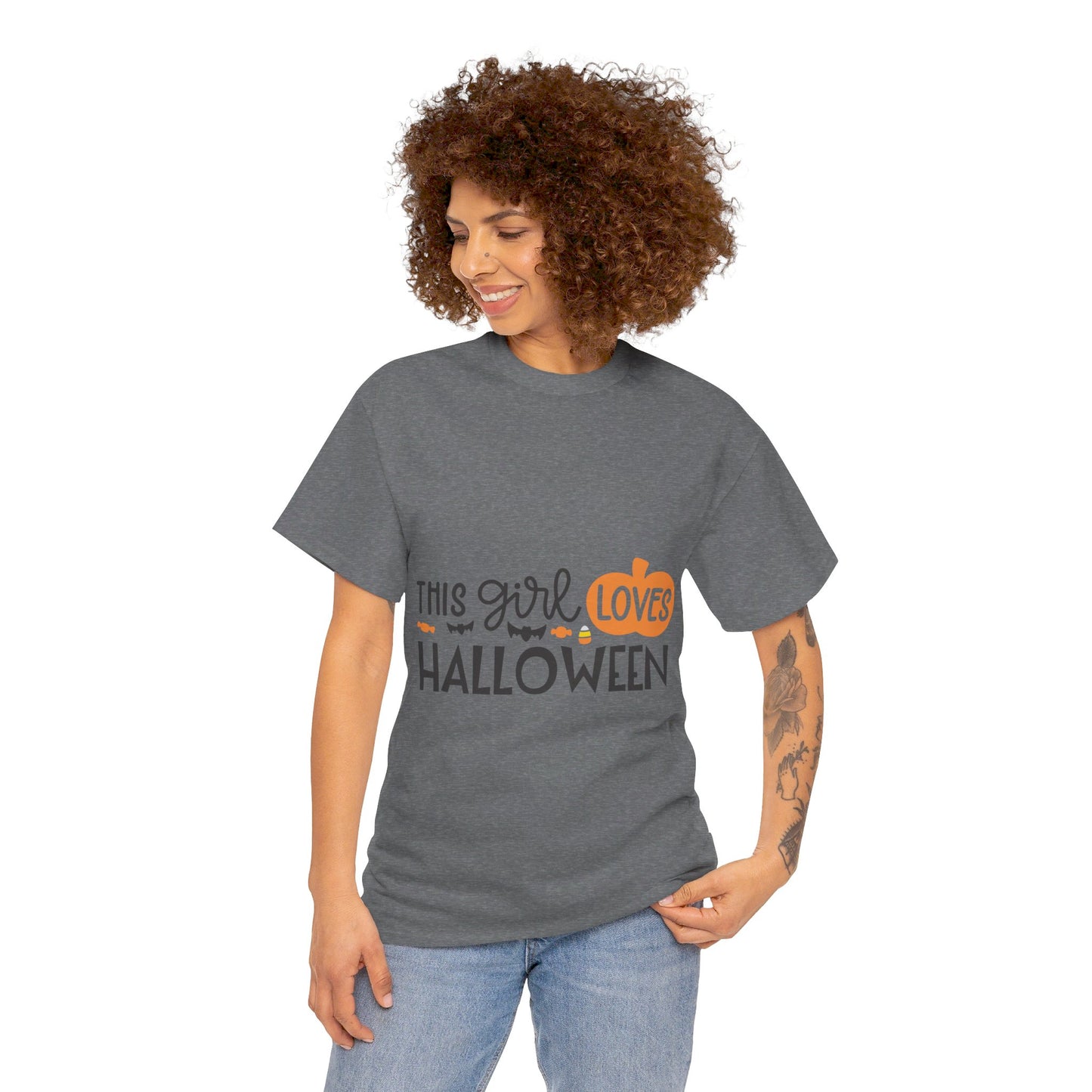 This girl loves halloween - T-Shirt