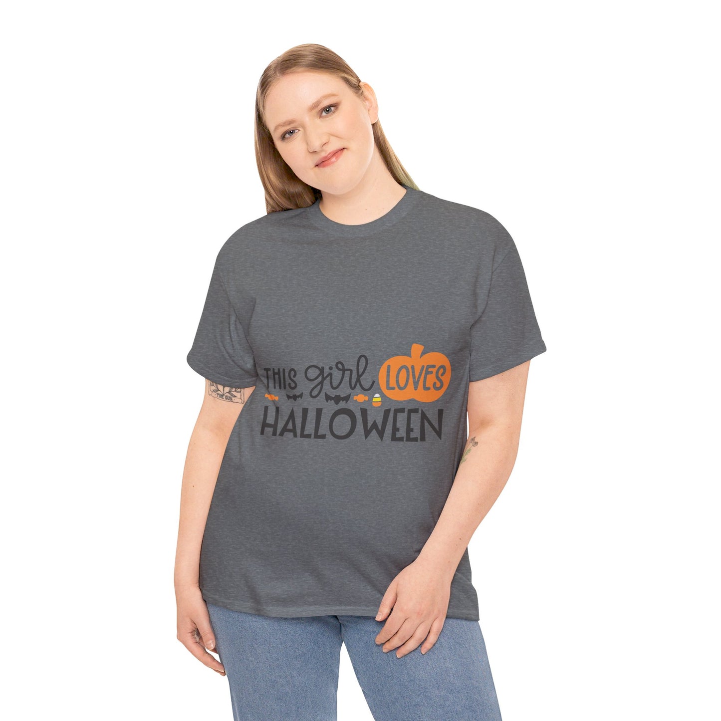 This girl loves halloween - T-Shirt