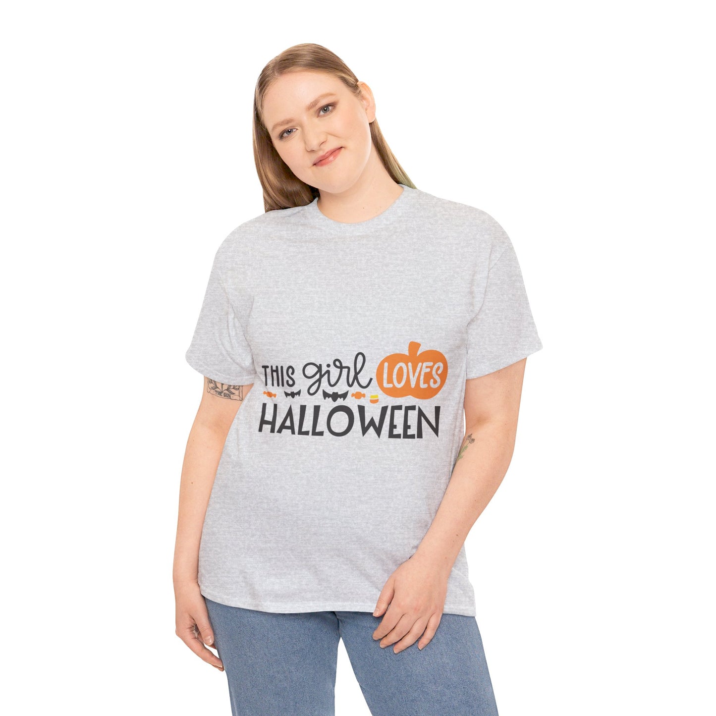 This girl loves halloween - T-Shirt