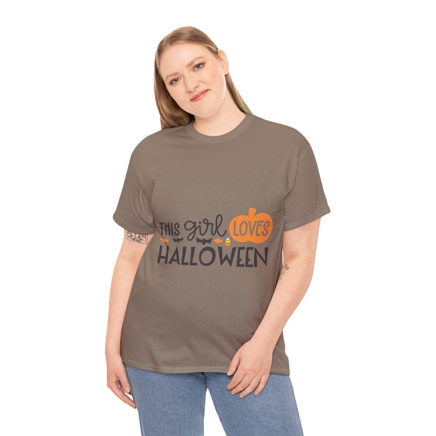 This girl loves halloween - T-Shirt