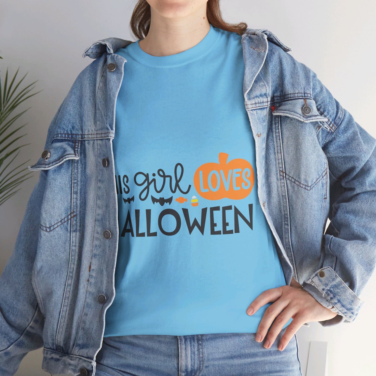 This girl loves halloween - T-Shirt