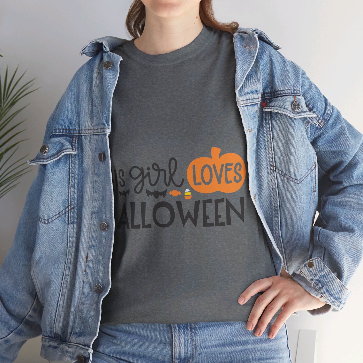 This girl loves halloween - T-Shirt